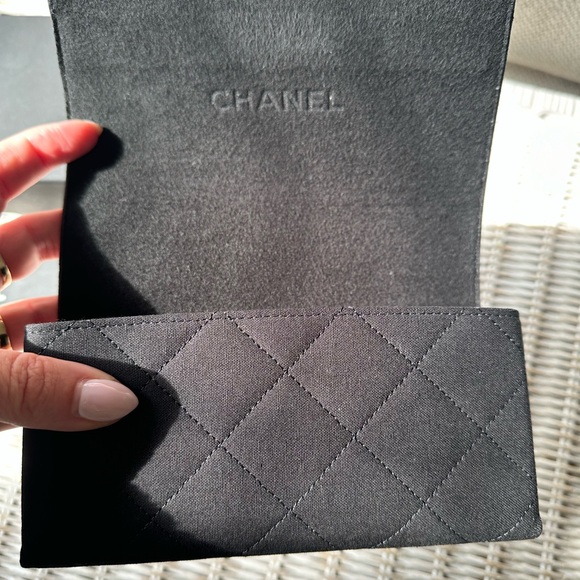Chanel eyeglass/sunglass case - Picture 5 of 7